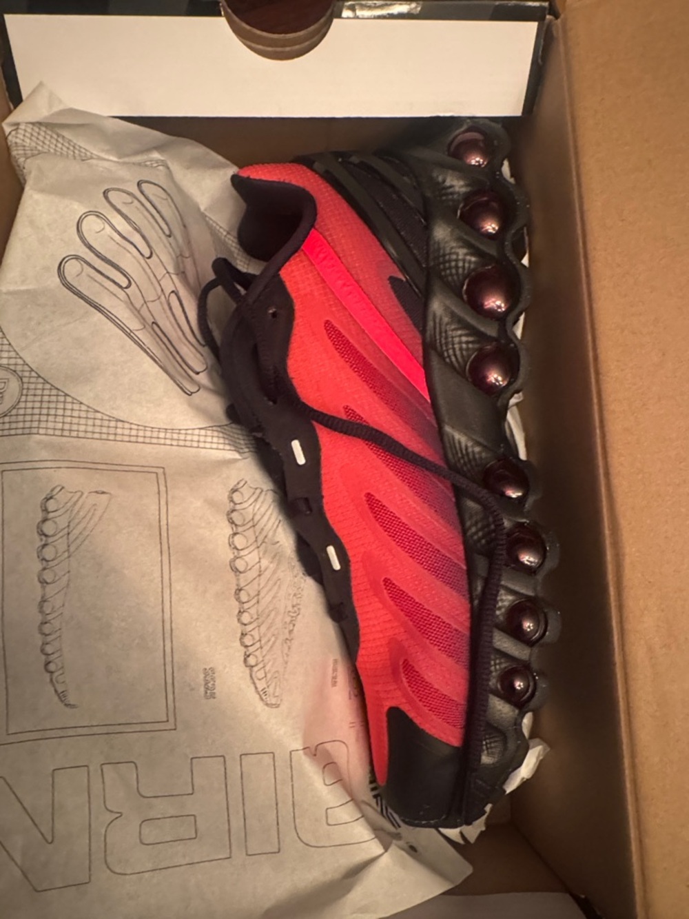 New Air Max DM8 )GS) Running Sneakers size 6y- Red/Black